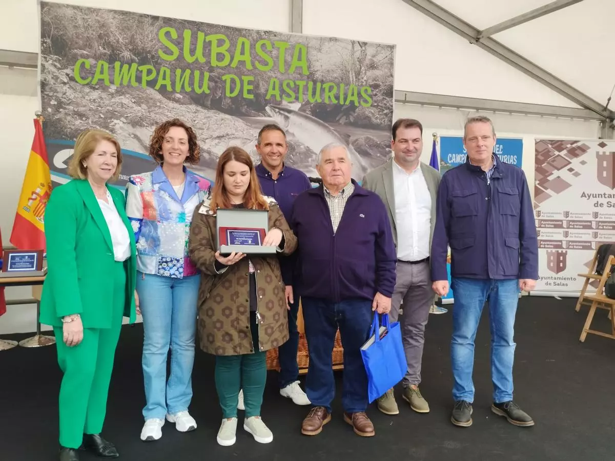 La Feria del Salmón de Cornellana celebra el éxito de recibir 7.500 visitantes pese a la ausencia del campanu de Asturias